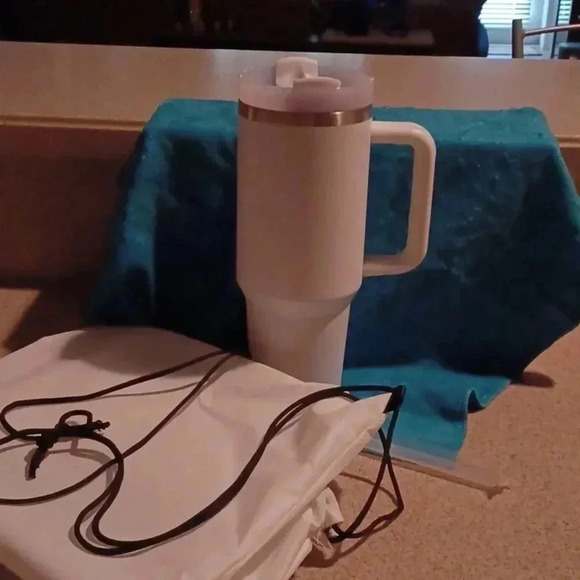 💙🐾New 40 oz tumbler with towel and drawstring backpack🎉 - Picture 1 of 9